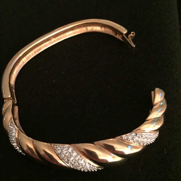 Gold  and crystals on this twisted bracelet - Picture 3 of 3